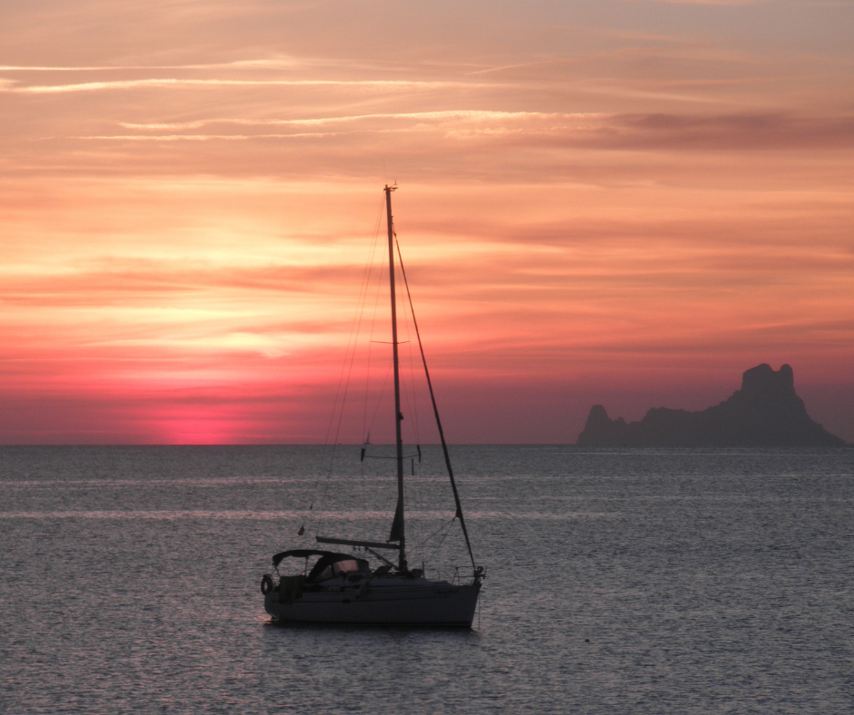 Barco en el mar con atardecer